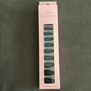 Tip Beauty Press On Nails in Black